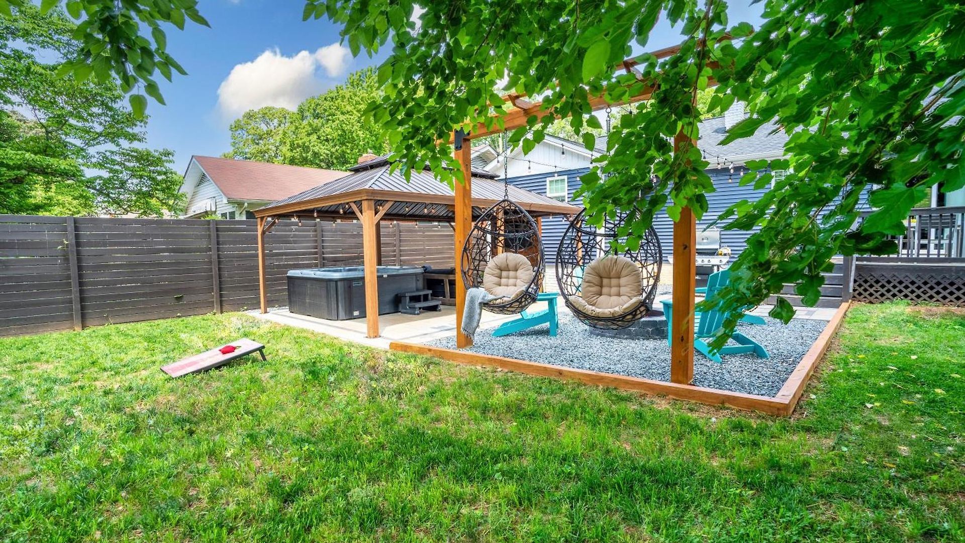 Uptown Oasis, Hot Tub, Swing Chairs, Fire Pit, Gazebo Holiday home *