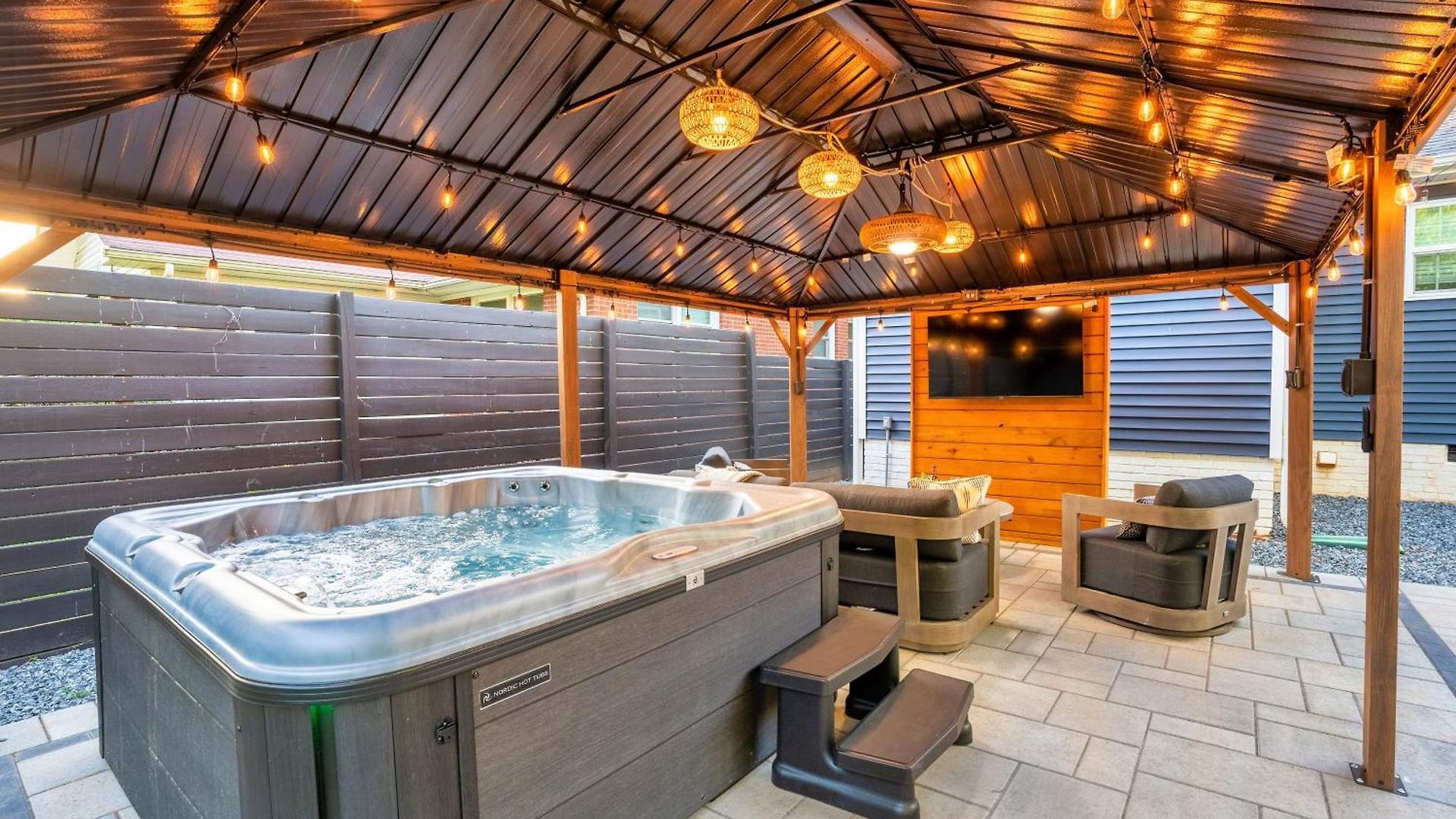 Uptown Oasis, Hot Tub, Swing Chairs, Fire Pit, Gazebo Holiday home Charlotte
