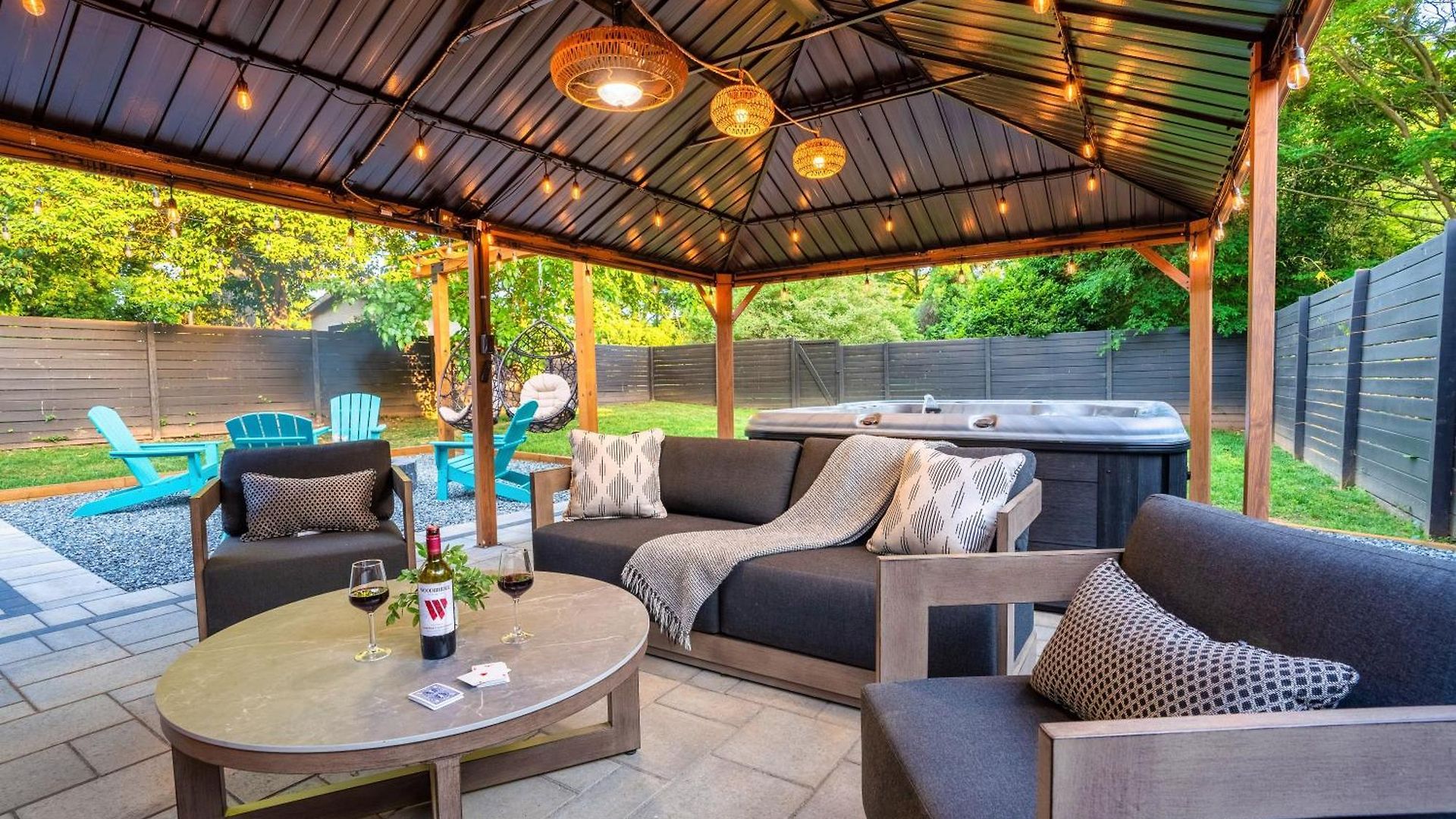 Holiday home Uptown Oasis, Hot Tub, Swing Chairs, Fire Pit, Gazebo Charlotte