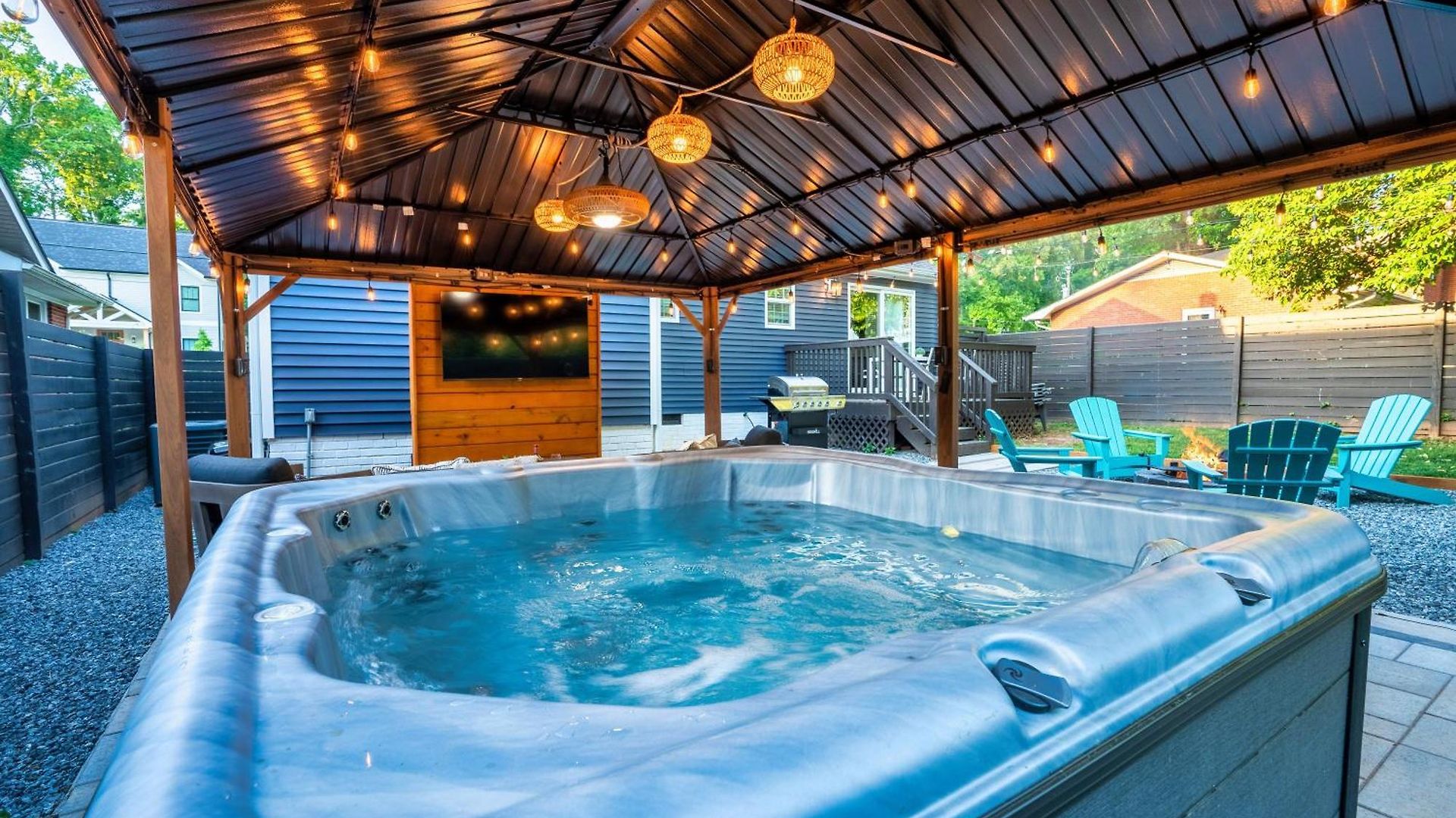 Uptown Oasis, Hot Tub, Swing Chairs, Fire Pit, Gazebo * Charlotte