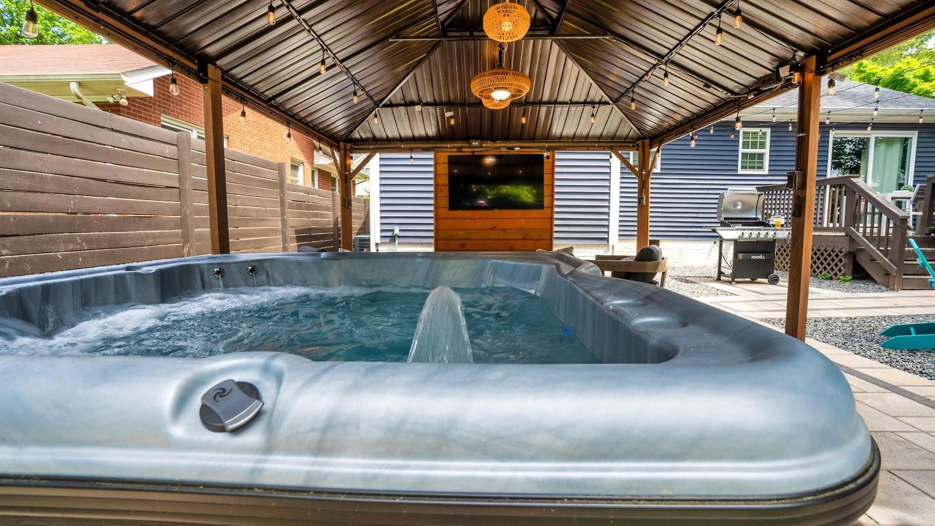 Holiday home Uptown Oasis, Hot Tub, Swing Chairs, Fire Pit, Gazebo