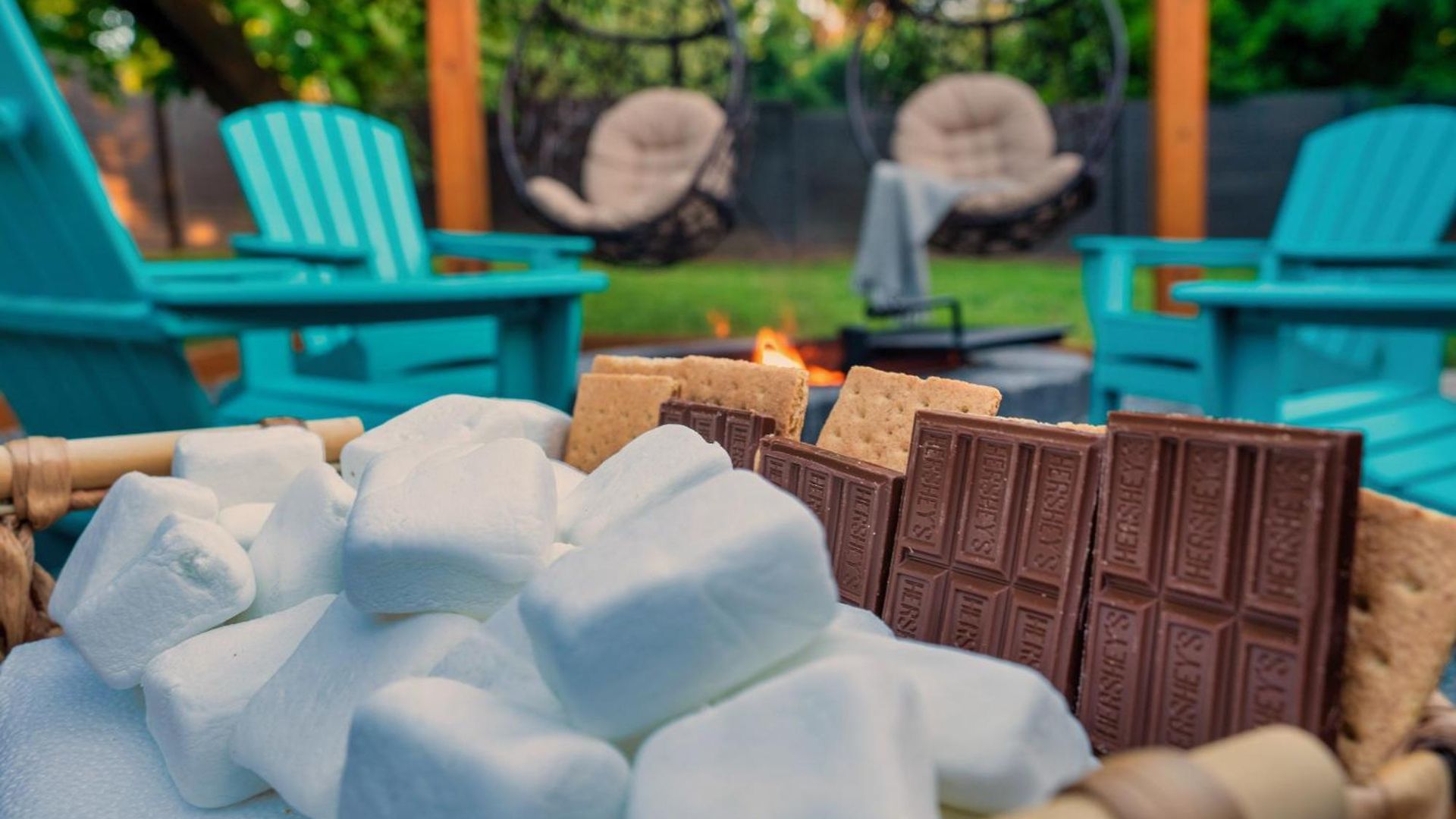Uptown Oasis, Hot Tub, Swing Chairs, Fire Pit, Gazebo Holiday home *