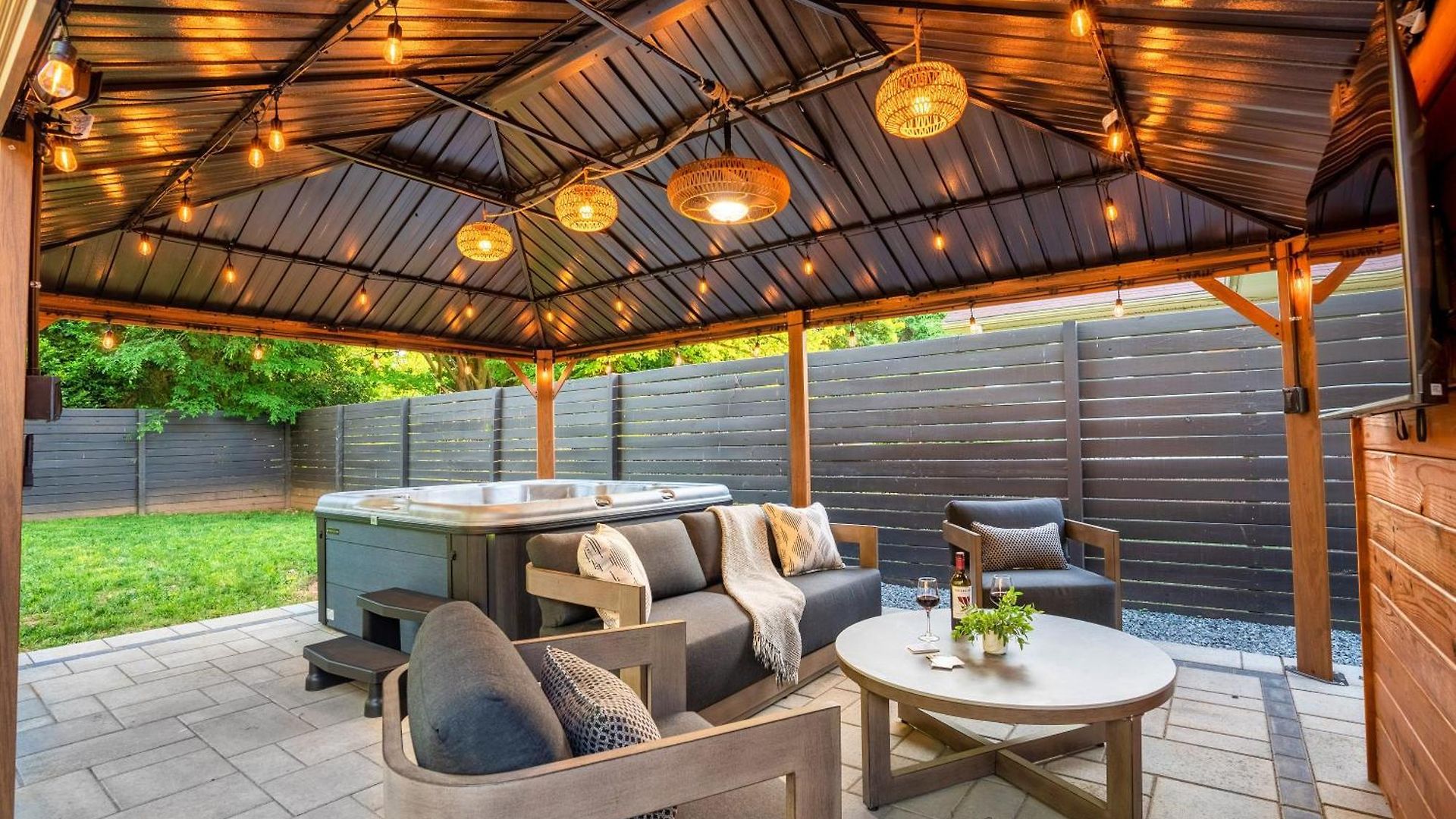 Holiday home Uptown Oasis, Hot Tub, Swing Chairs, Fire Pit, Gazebo *