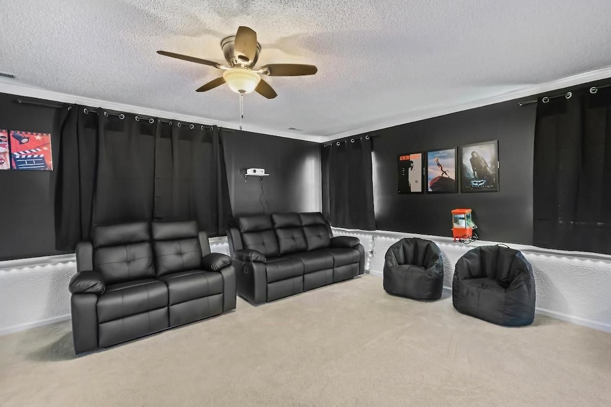 3br Gem! Theater With Large Yard! 5 Miles To Airport And Uptown! Free Parking! Pets Ok!