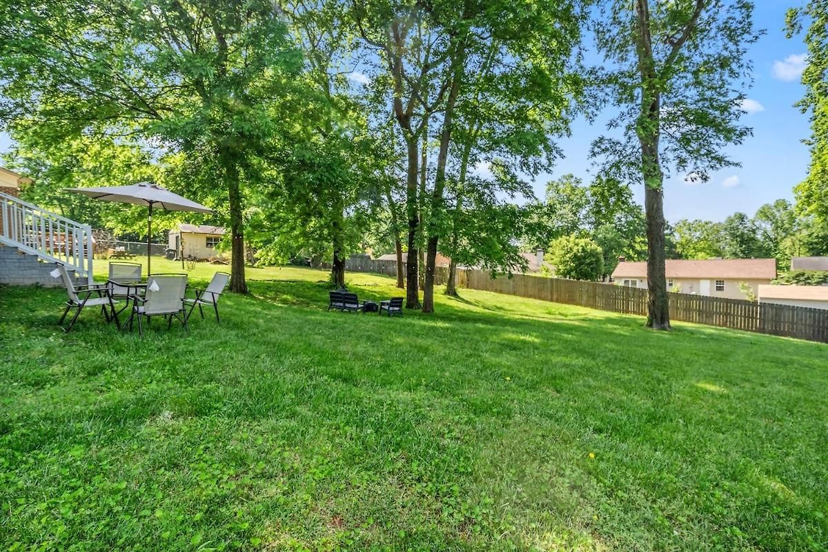 3br Gem! Theater With Large Yard! 5 Miles To Airport And Uptown! Free Parking! Pets Ok! Apartment Charlotte