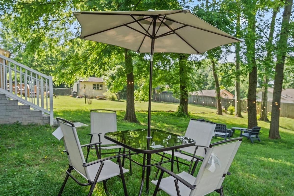 Apartment 3br Gem! Theater With Large Yard! 5 Miles To Airport And Uptown! Free Parking! Pets Ok! *