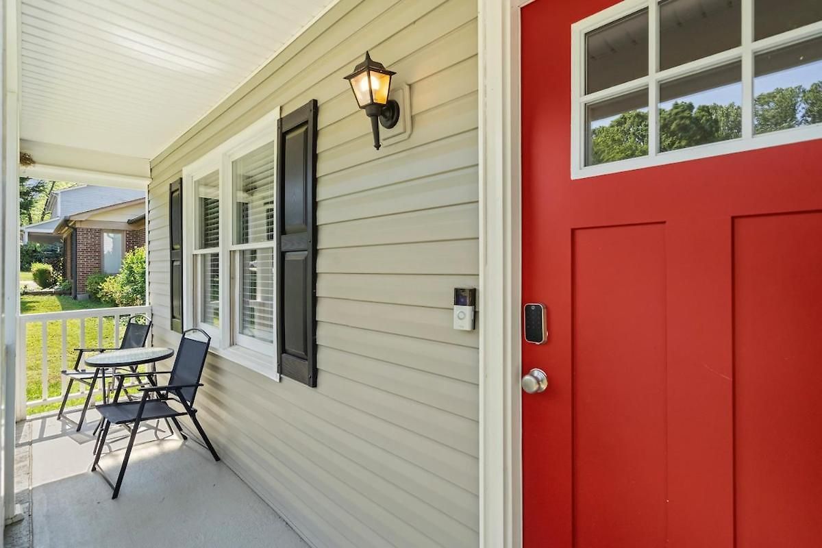 Apartment 3br Gem! Theater With Large Yard! 5 Miles To Airport And Uptown! Free Parking! Pets Ok! Charlotte