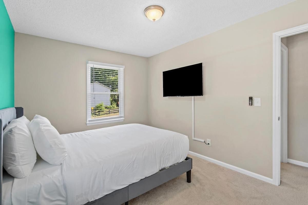 3br Gem! Theater With Large Yard! 5 Miles To Airport And Uptown! Free Parking! Pets Ok! *