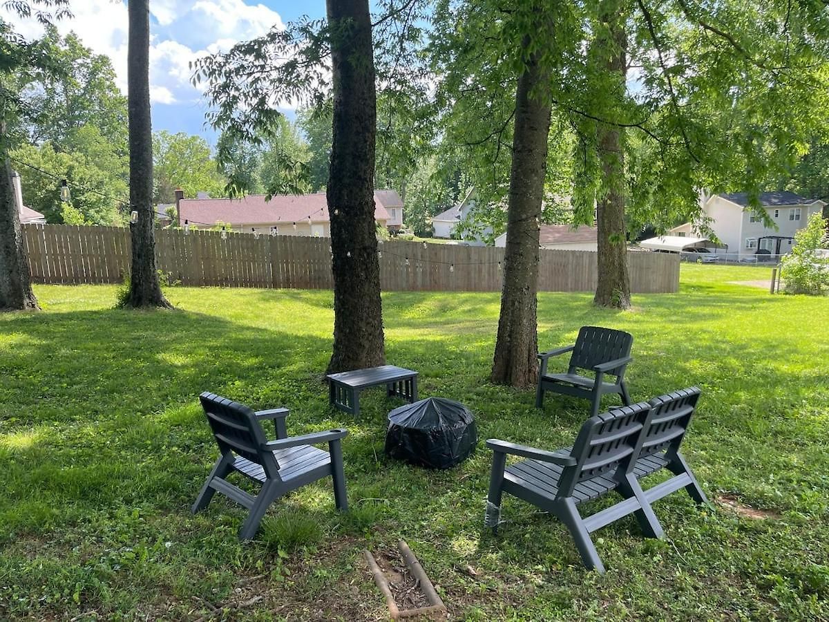 Apartment 3br Gem! Theater With Large Yard! 5 Miles To Airport And Uptown! Free Parking! Pets Ok!