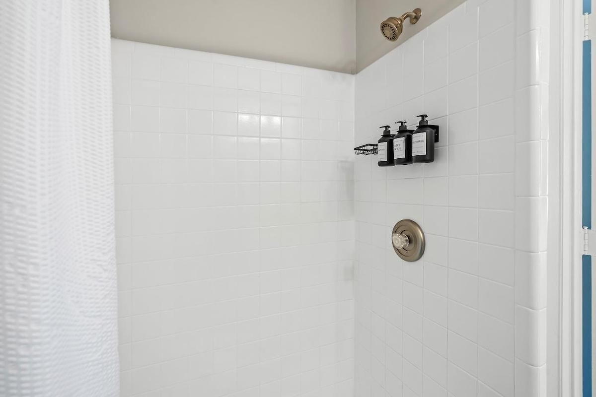 3br Gem! Theater With Large Yard! 5 Miles To Airport And Uptown! Free Parking! Pets Ok! Apartment *
