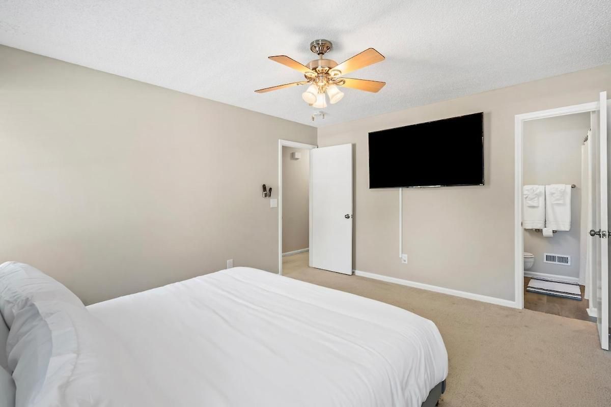 Apartment 3br Gem! Theater With Large Yard! 5 Miles To Airport And Uptown! Free Parking! Pets Ok! *