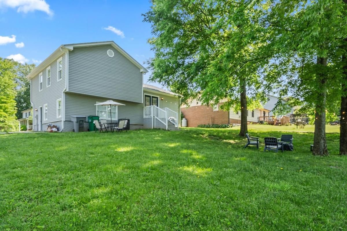 3br Gem! Theater With Large Yard! 5 Miles To Airport And Uptown! Free Parking! Pets Ok! *