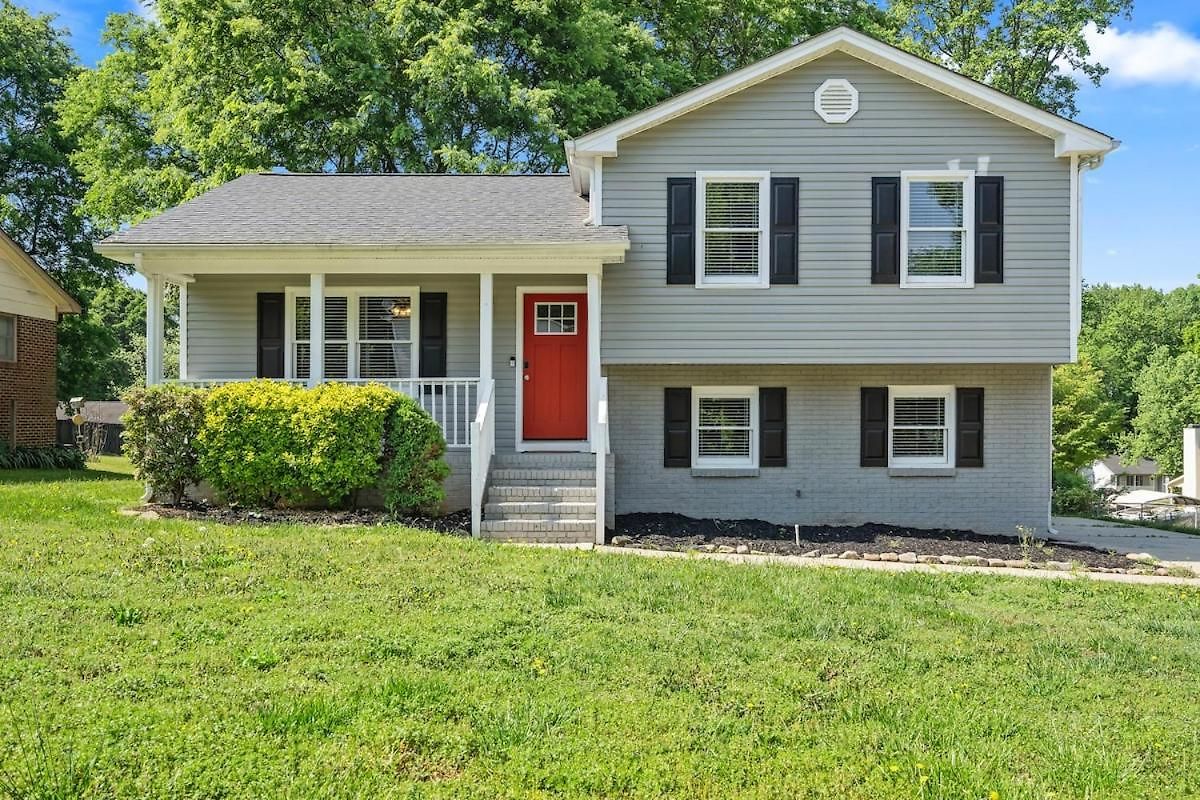 3br Gem! Theater With Large Yard! 5 Miles To Airport And Uptown! Free Parking! Pets Ok! Charlotte