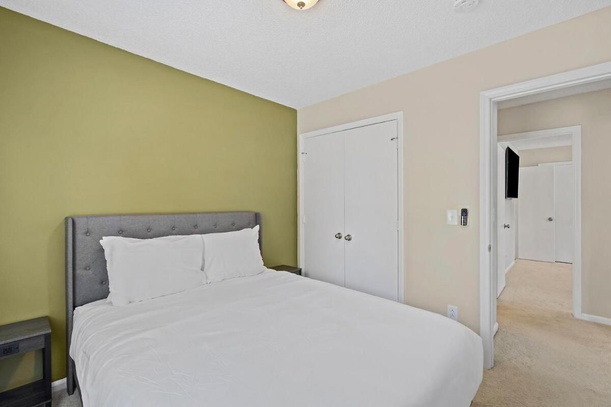 Apartment 3br Gem! Theater With Large Yard! 5 Miles To Airport And Uptown! Free Parking! Pets Ok!