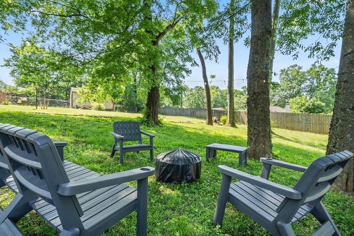 Apartment 3br Gem! Theater With Large Yard! 5 Miles To Airport And Uptown! Free Parking! Pets Ok! *