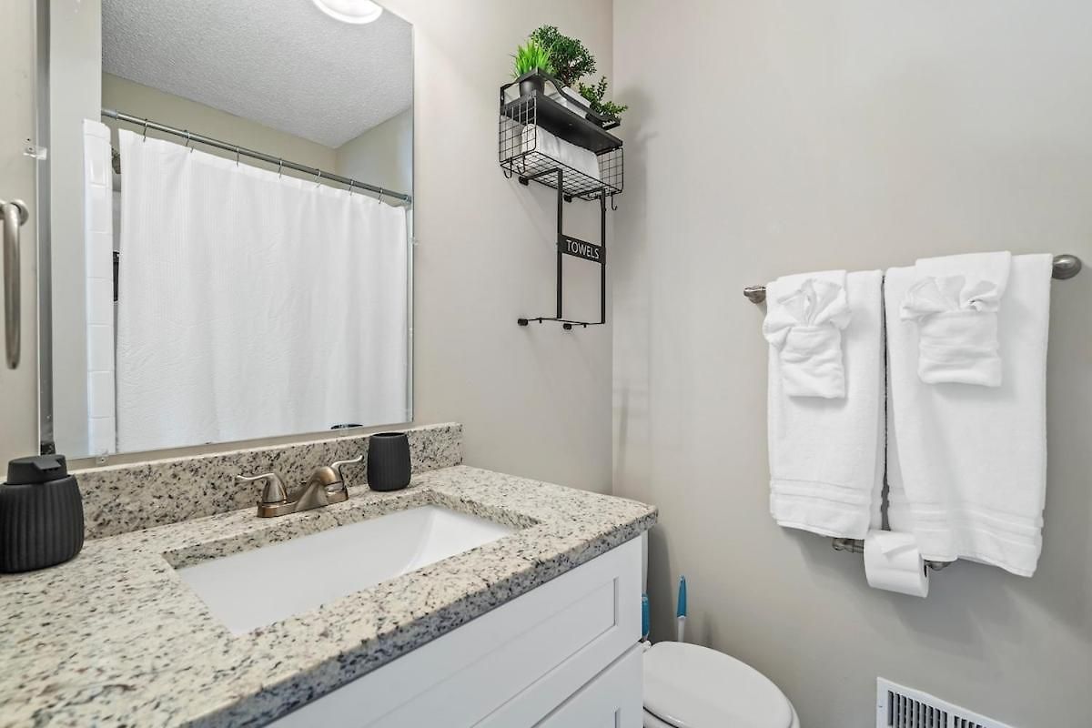 3br Gem! Theater With Large Yard! 5 Miles To Airport And Uptown! Free Parking! Pets Ok!