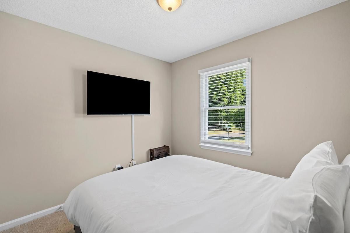 3br Gem! Theater With Large Yard! 5 Miles To Airport And Uptown! Free Parking! Pets Ok! *