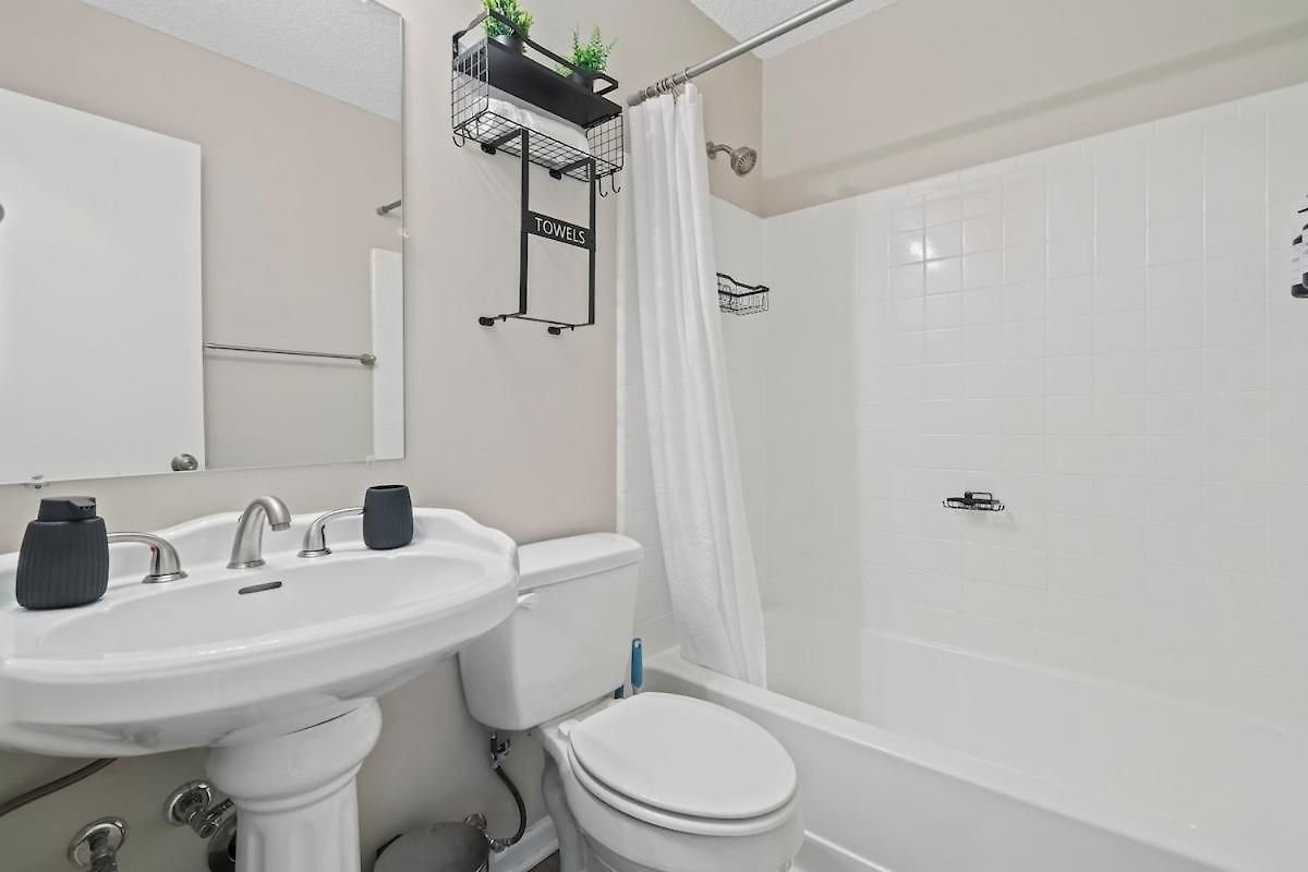 3br Gem! Theater With Large Yard! 5 Miles To Airport And Uptown! Free Parking! Pets Ok! Apartment