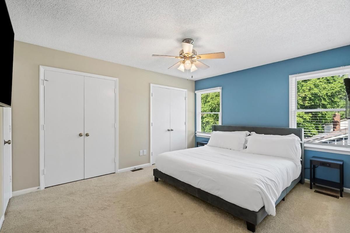 Apartment 3br Gem! Theater With Large Yard! 5 Miles To Airport And Uptown! Free Parking! Pets Ok! Charlotte