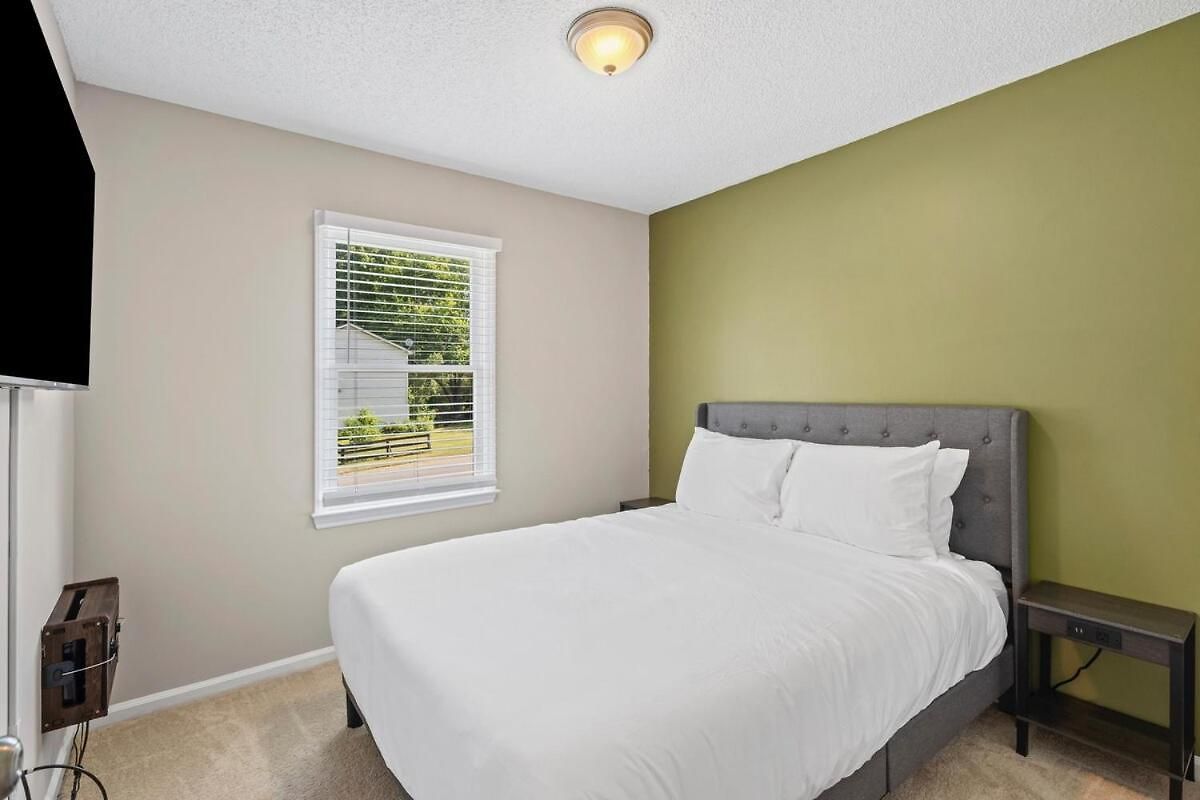 Apartment 3br Gem! Theater With Large Yard! 5 Miles To Airport And Uptown! Free Parking! Pets Ok!