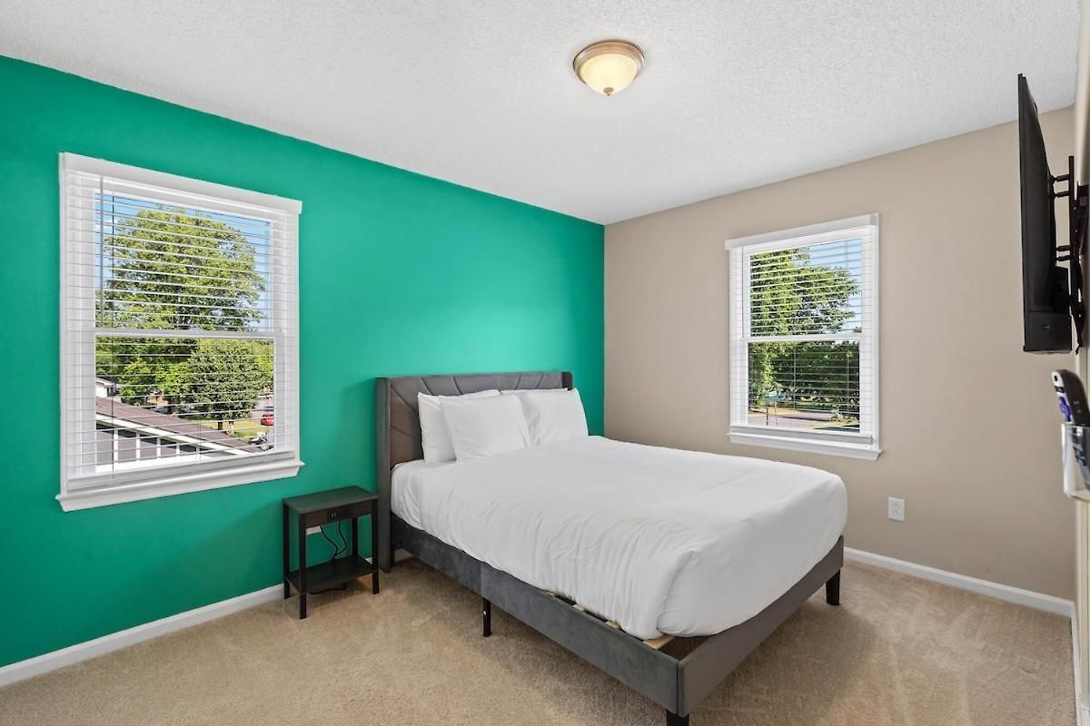 3br Gem! Theater With Large Yard! 5 Miles To Airport And Uptown! Free Parking! Pets Ok! Charlotte