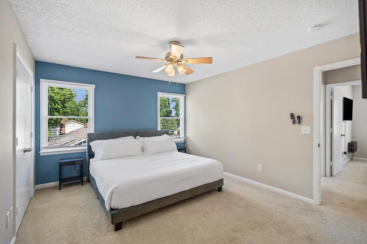 3br Gem! Theater With Large Yard! 5 Miles To Airport And Uptown! Free Parking! Pets Ok! Apartment