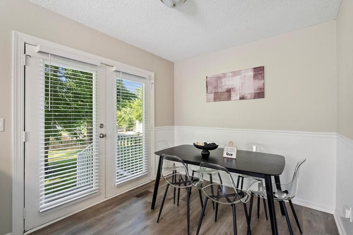 3br Gem! Theater With Large Yard! 5 Miles To Airport And Uptown! Free Parking! Pets Ok! * Charlotte