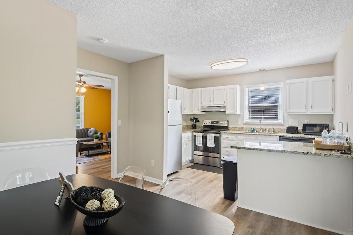 3br Gem! Theater With Large Yard! 5 Miles To Airport And Uptown! Free Parking! Pets Ok! Apartment *