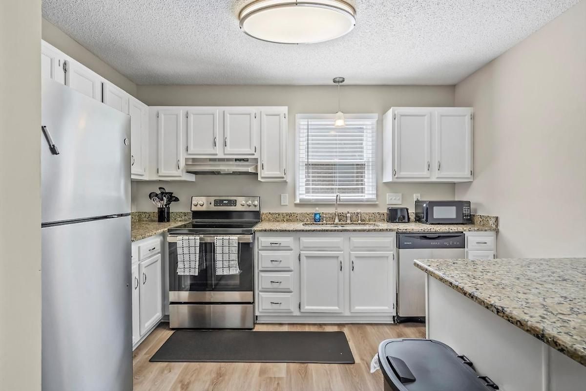 3br Gem! Theater With Large Yard! 5 Miles To Airport And Uptown! Free Parking! Pets Ok! Apartment Charlotte
