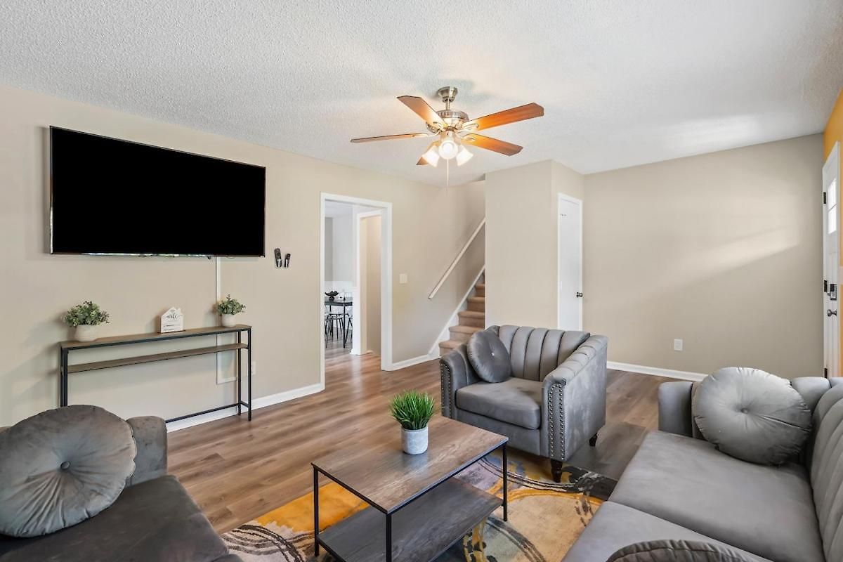 3br Gem! Theater With Large Yard! 5 Miles To Airport And Uptown! Free Parking! Pets Ok! Charlotte