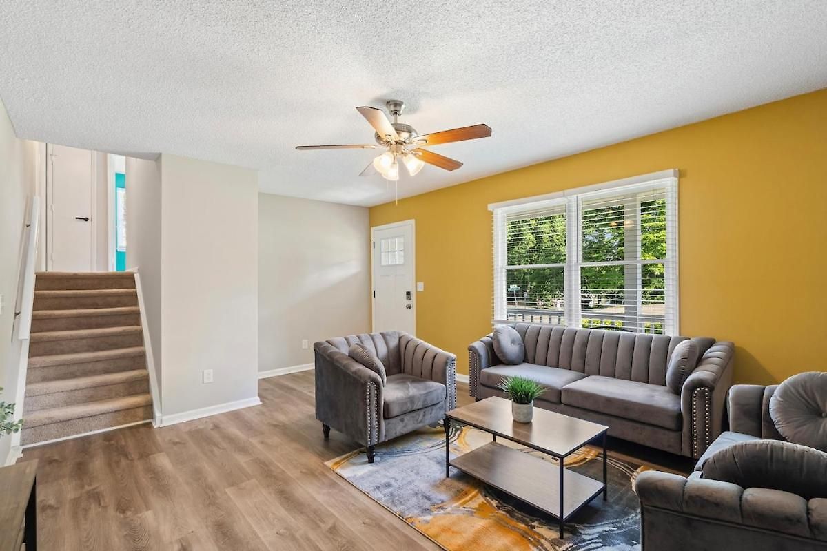 3br Gem! Theater With Large Yard! 5 Miles To Airport And Uptown! Free Parking! Pets Ok! *