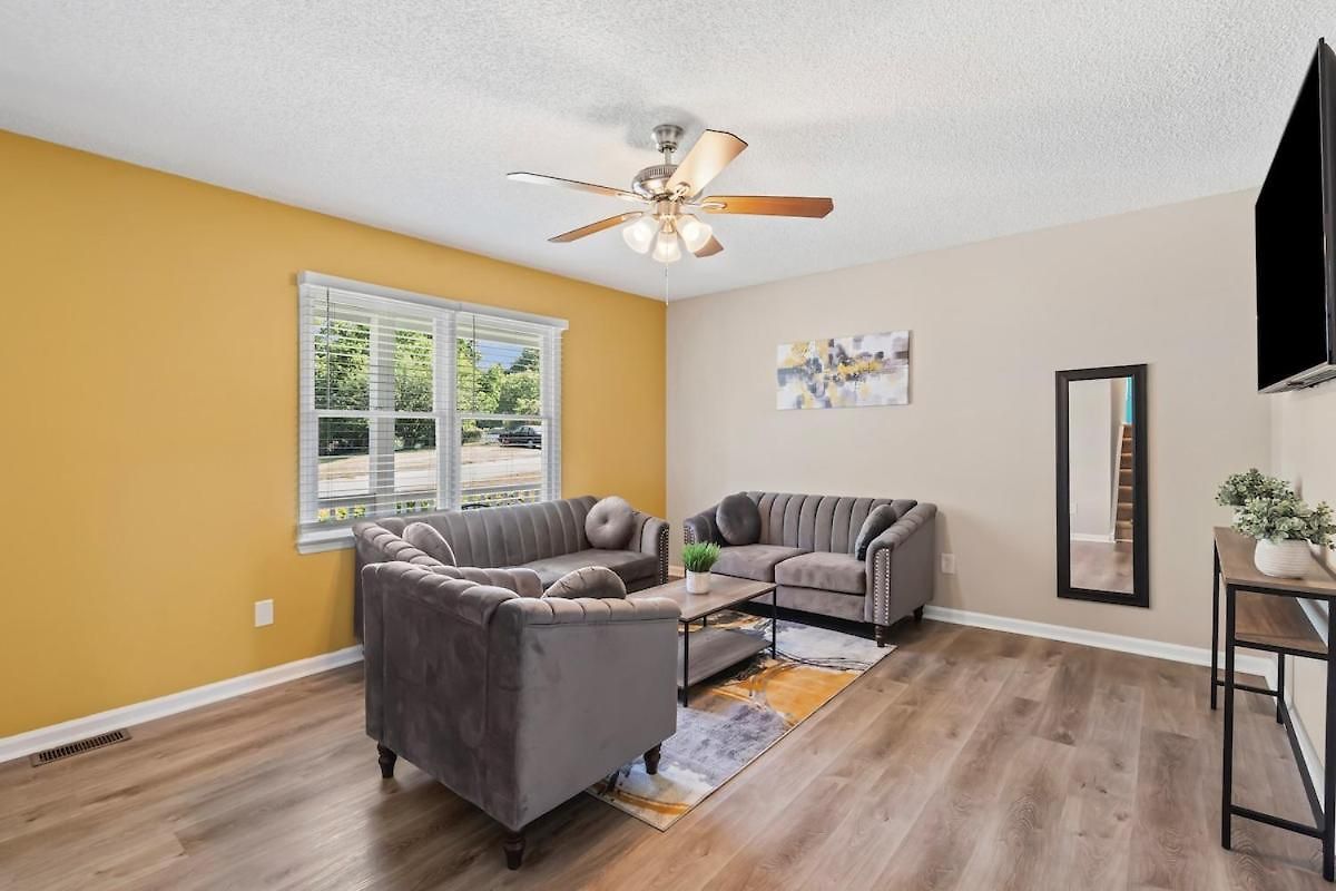 3br Gem! Theater With Large Yard! 5 Miles To Airport And Uptown! Free Parking! Pets Ok!