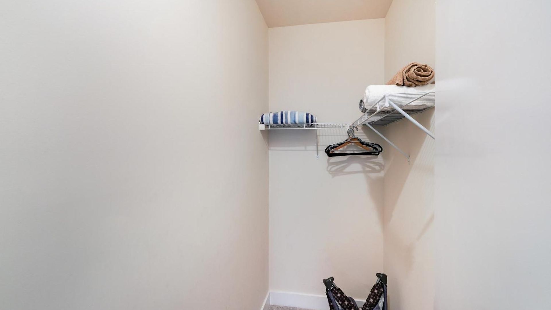 Stylish 3br In Clt, Close To Downtown, Airport, Wfh & Parking & Family Friendly & Business Ready Holiday home *