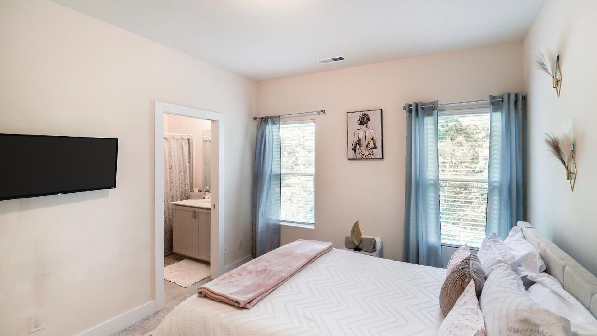 Stylish 3br In Clt, Close To Downtown, Airport, Wfh & Parking & Family Friendly & Business Ready Holiday home Charlotte