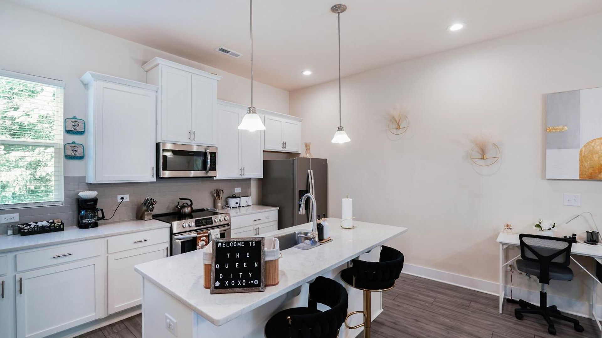 Stylish 3br In Clt, Close To Downtown, Airport, Wfh & Parking & Family Friendly & Business Ready Holiday home *