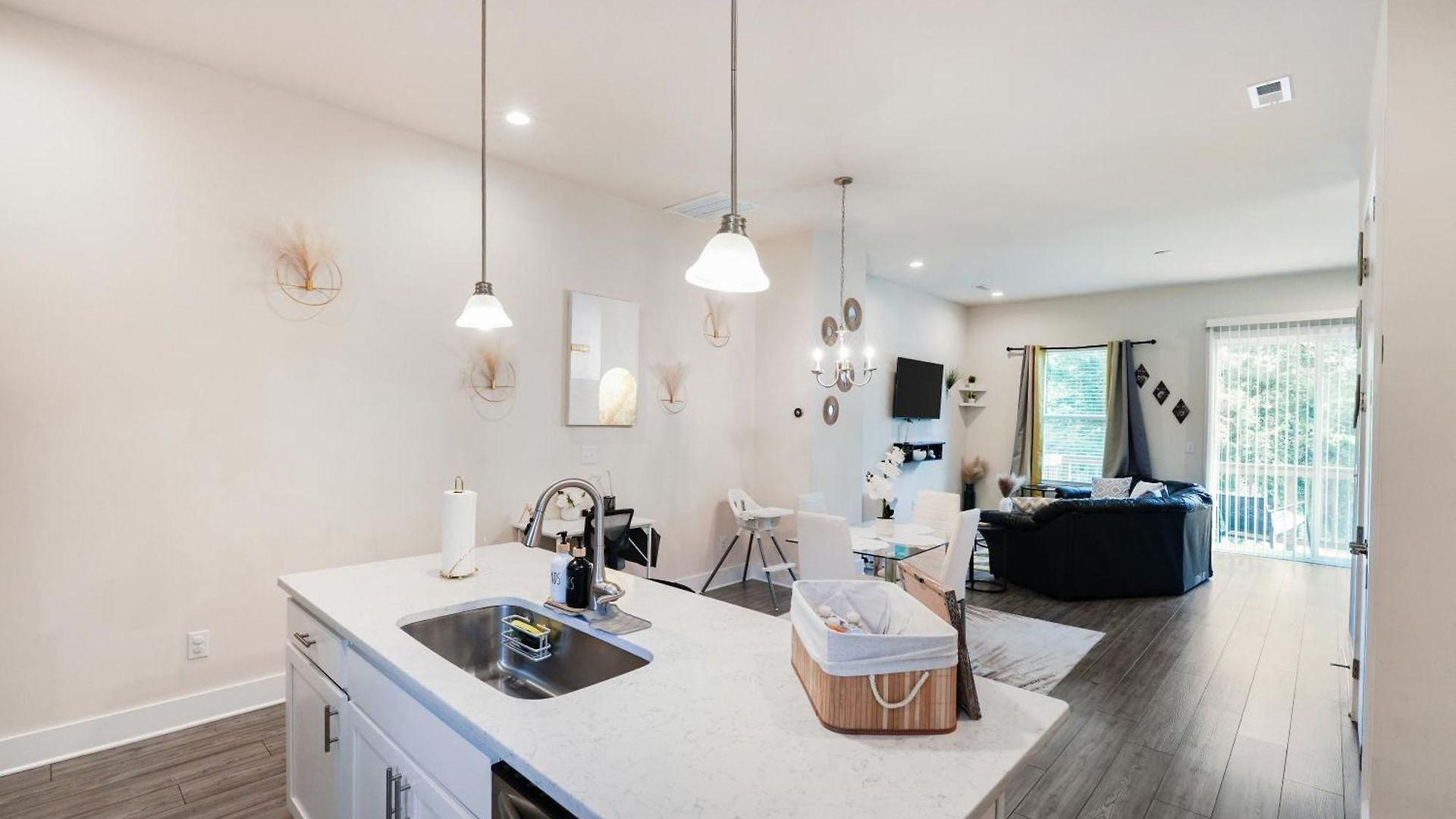 Stylish 3br In Clt, Close To Downtown, Airport, Wfh & Parking & Family Friendly & Business Ready *