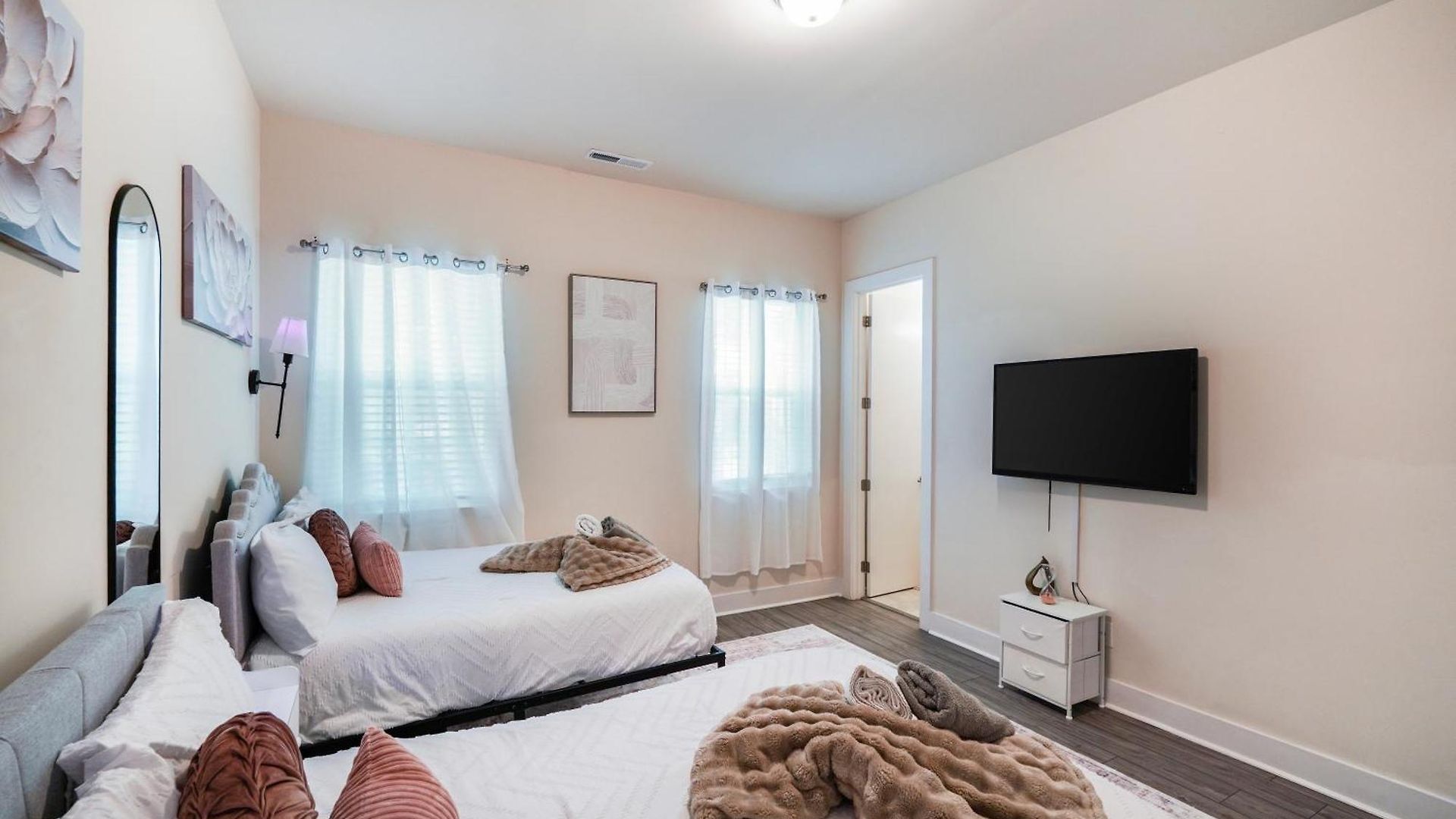 Stylish 3br In Clt, Close To Downtown, Airport, Wfh & Parking & Family Friendly & Business Ready Charlotte