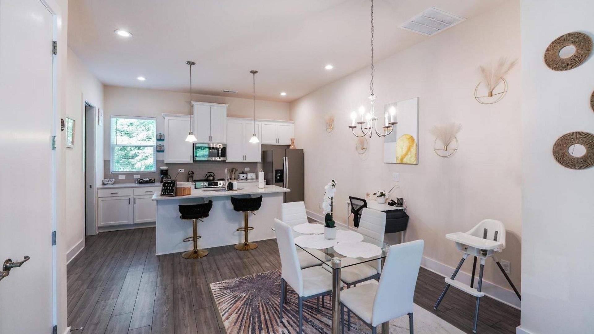 Stylish 3br In Clt, Close To Downtown, Airport, Wfh & Parking & Family Friendly & Business Ready Holiday home *