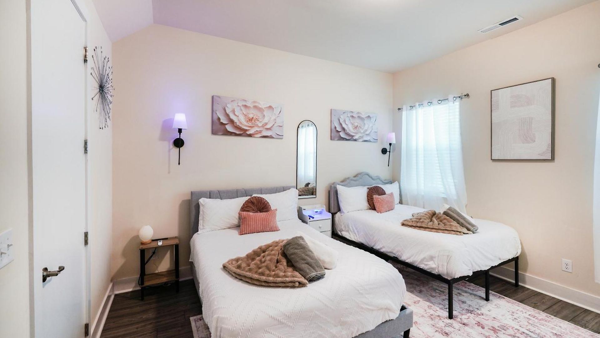 Stylish 3br In Clt, Close To Downtown, Airport, Wfh & Parking & Family Friendly & Business Ready * Charlotte