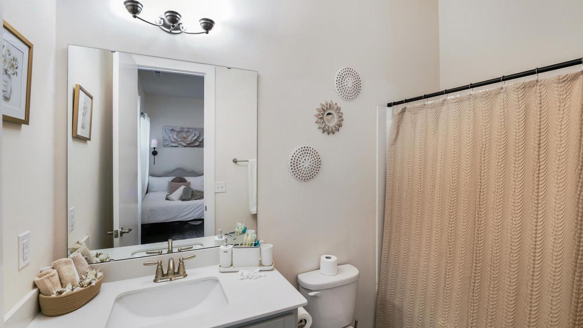 Stylish 3br In Clt, Close To Downtown, Airport, Wfh & Parking & Family Friendly & Business Ready