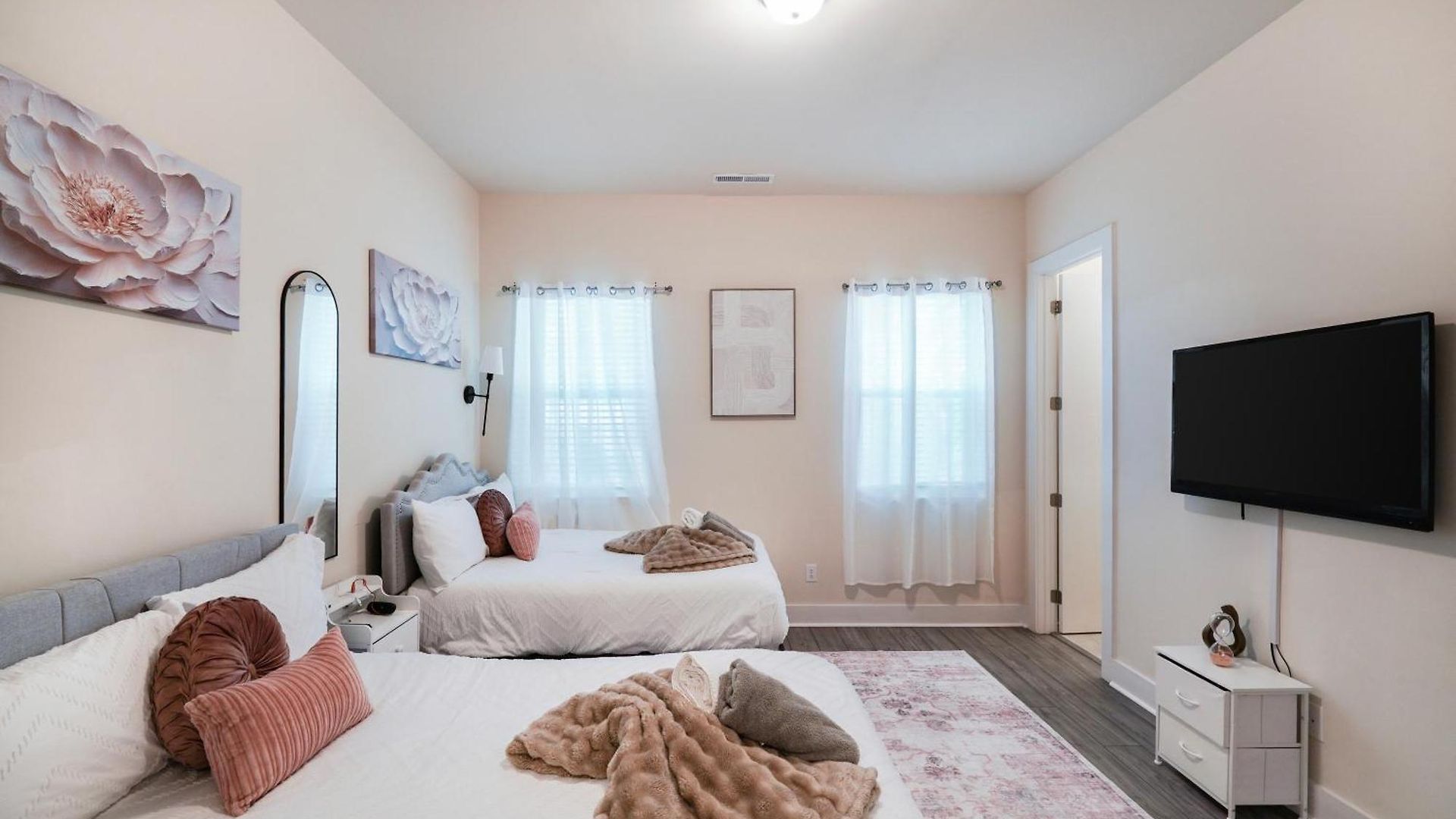 Stylish 3br In Clt, Close To Downtown, Airport, Wfh & Parking & Family Friendly & Business Ready Holiday home *