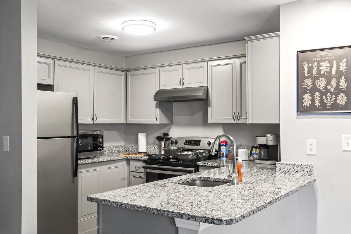 Luxe 2br 2 Bath Prime Uptown With Free Parking