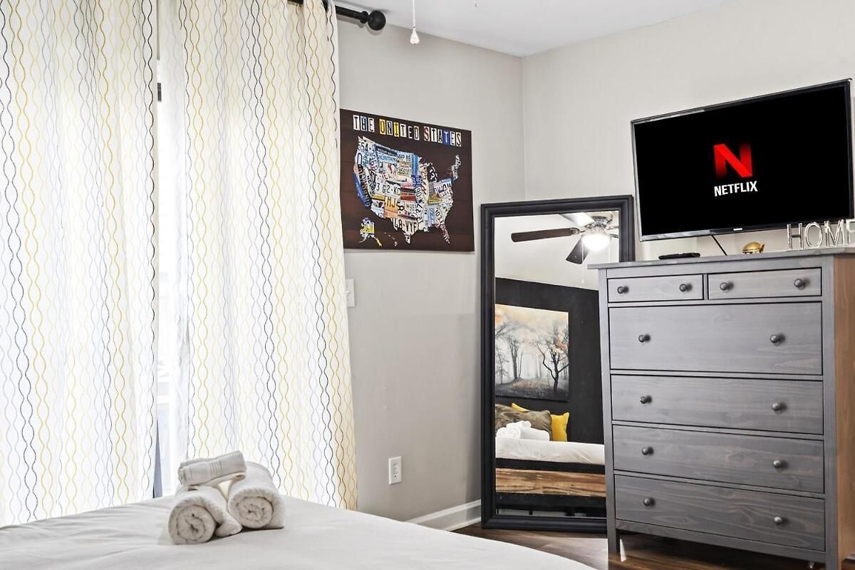 Luxe 2br 2 Bath Prime Uptown With Free Parking Apartment