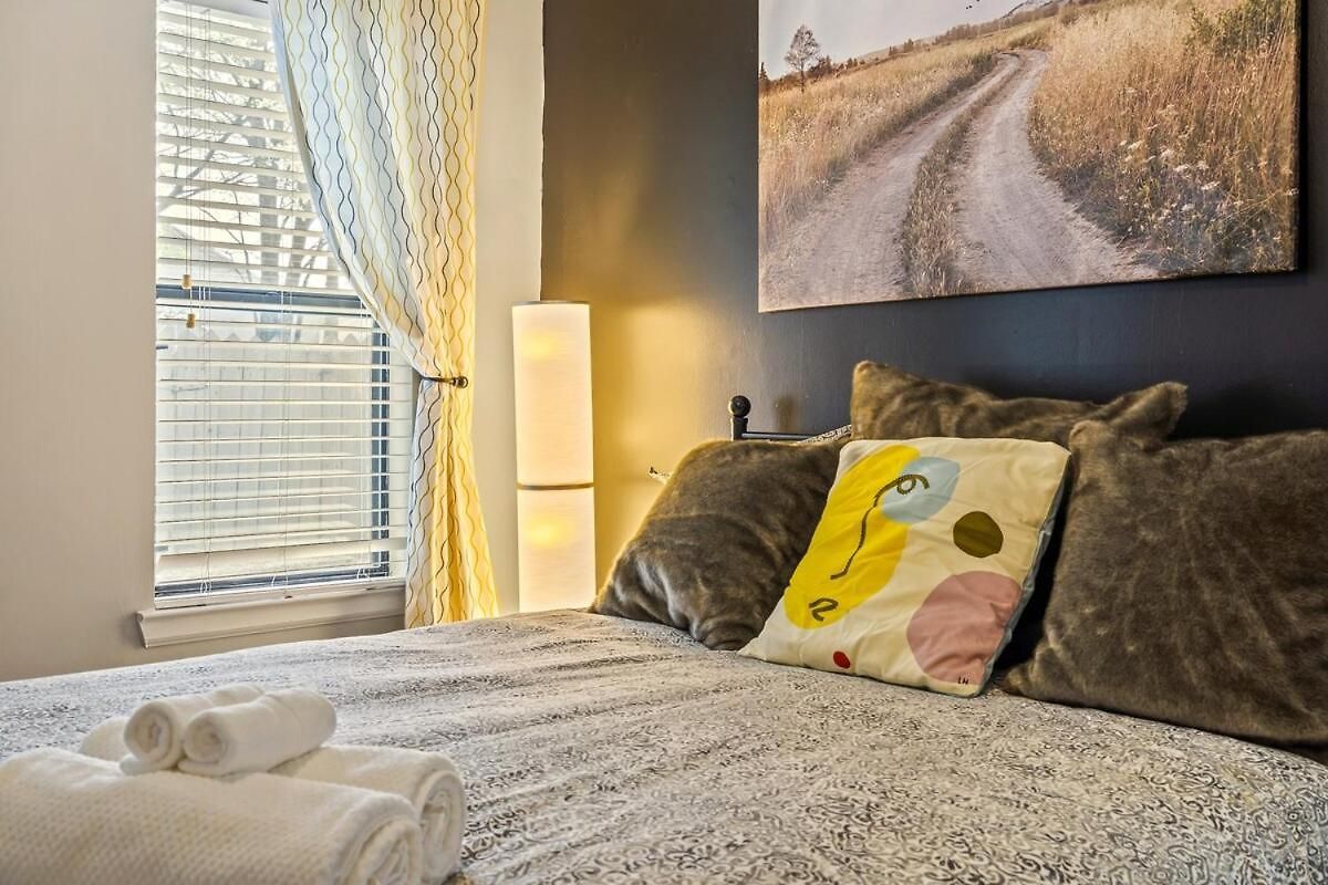 Luxe 2br 2 Bath Prime Uptown With Free Parking