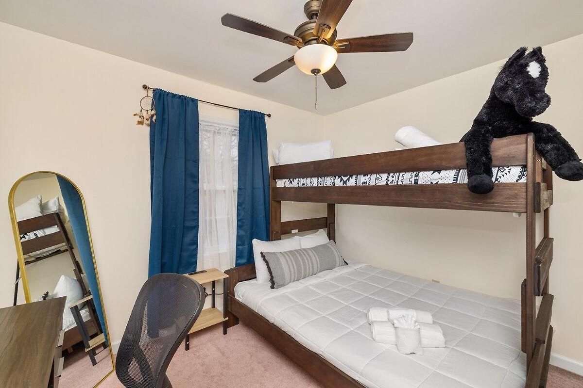 New! Special Intro Rate! Walkable, Fenced-in Yard Holiday home