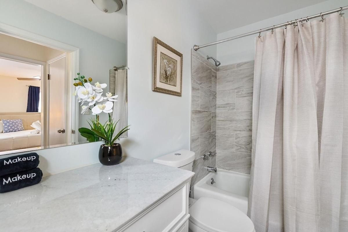 New! Special Intro Rate! Walkable, Fenced-in Yard Holiday home Charlotte