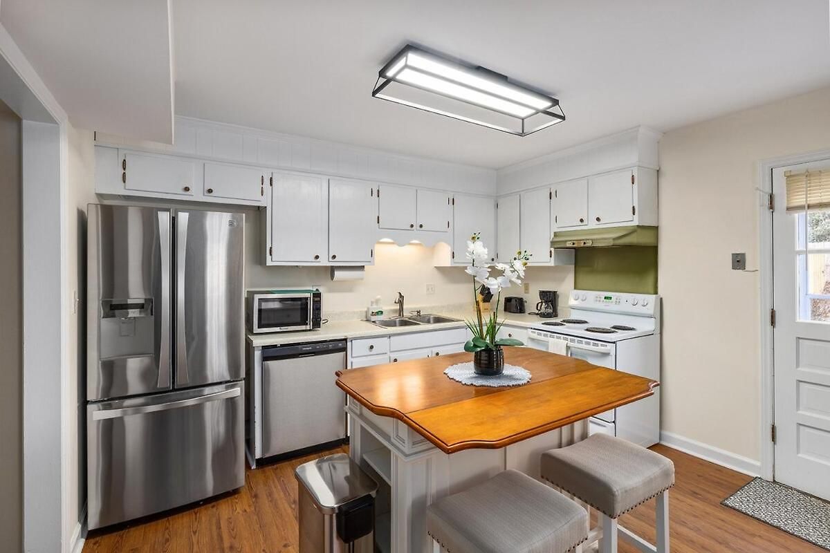 Holiday home New! Special Intro Rate! Walkable, Fenced-in Yard