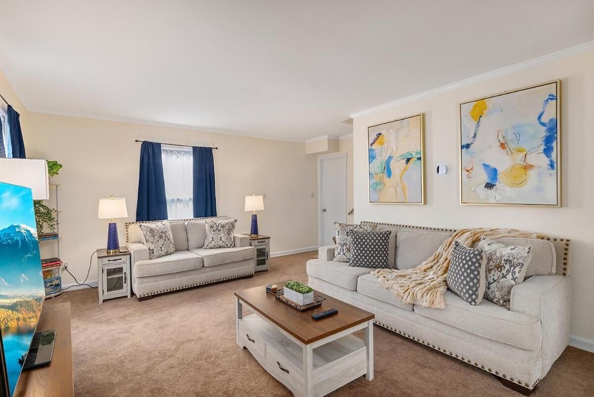 New! Special Intro Rate! Walkable, Fenced-in Yard Holiday home