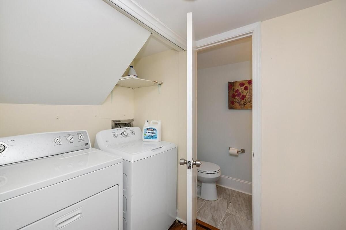 Holiday home New! Special Intro Rate! Walkable, Fenced-in Yard