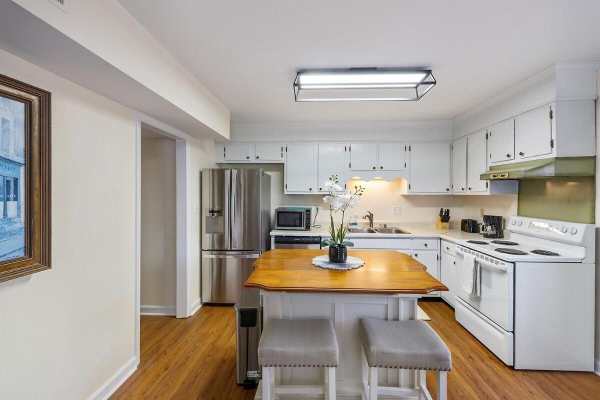 New! Special Intro Rate! Walkable, Fenced-in Yard Holiday home Charlotte